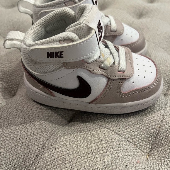 Nike Kids' White and Maroon Sneakers - Picture 2 of 5